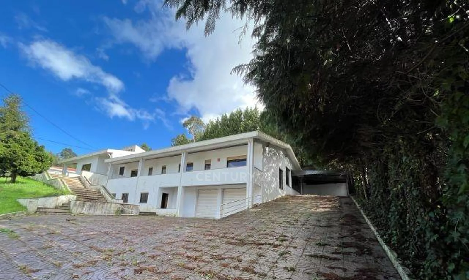 Moradia Individual com 3 suites, sauna e piscina coberta